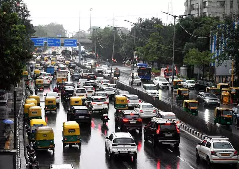 दिल्ली-एनसीआर में भारी बारिश, जलभराव से जनजीवन प्रभावित दिल्ली-एनसीआर में भारी बारिश, जलभराव से जनजीवन प्रभावित