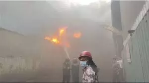 Gujarat: कपड़ा मिल में धमाका, मौत और अफरातफरी Gujarat: कपड़ा मिल में धमाका, मौत और अफरातफरी