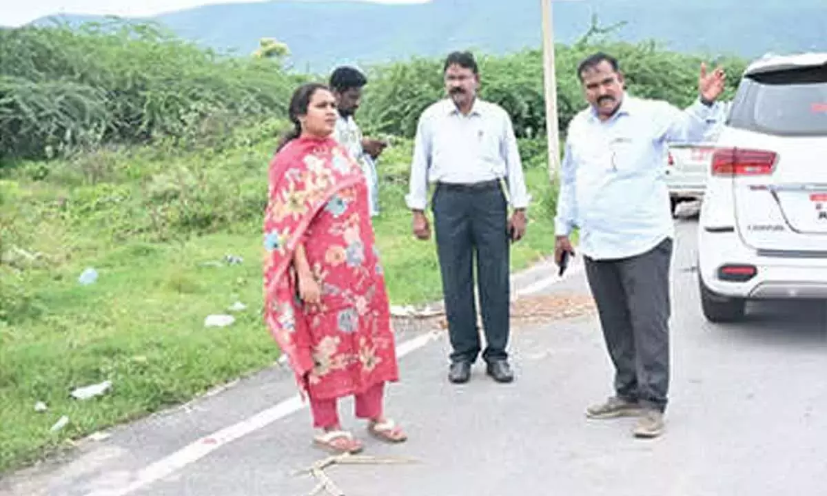 Andhra: नागरिक प्रमुख ने टीडीआर बांड स्थलों का निरीक्षण किया Andhra: नागरिक प्रमुख ने टीडीआर बांड स्थलों का निरीक्षण किया