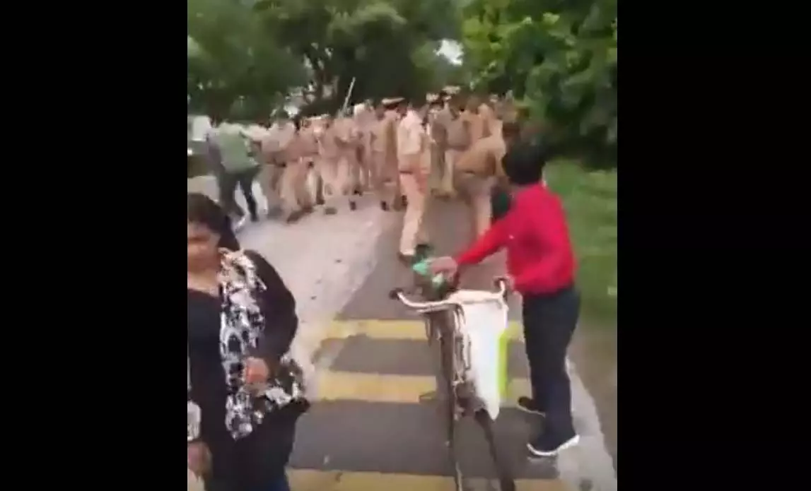 लाठीचार्ज का VIDEO, प्रदर्शन कर रहे LLB छात्रों को पुलिस ने दौड़ा-दौड़ा कर पीटा, जानें मामला लाठीचार्ज का VIDEO, प्रदर्शन कर रहे LLB छात्रों को पुलिस ने दौड़ा-दौड़ा कर पीटा, जानें मामला