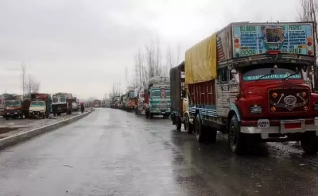 जम्मू राजमार्ग पर फलों से लदे एक हजार से अधिक ट्रक फंसे: उत्पादकों को भारी नुकसान जम्मू राजमार्ग पर फलों से लदे एक हजार से अधिक ट्रक फंसे: उत्पादकों को भारी नुकसान
