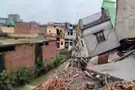 Dehradun: बारिश का कहर, दो मंजिला मकान भरभराकर गिरा, मची अफरा-तफरी Dehradun: बारिश का कहर, दो मंजिला मकान भरभराकर गिरा, मची अफरा-तफरी