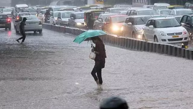 बेंगलुरु भारी बारिश से जूझ रहा है: 5 पेड़ उखड़ गए, कई जगहों पर यातायात बाधित बेंगलुरु भारी बारिश से जूझ रहा है: 5 पेड़ उखड़ गए, कई जगहों पर यातायात बाधित
