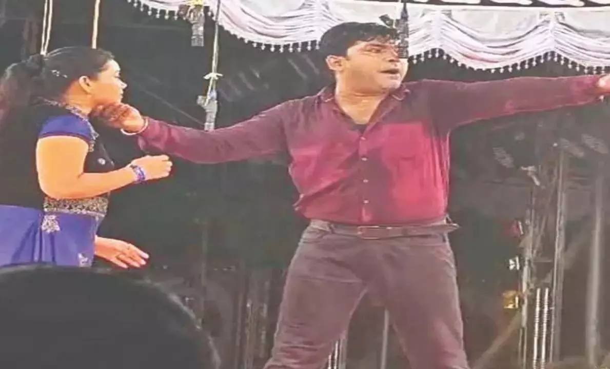 अभिनेता ने ओडिशा के कटक में मंच पर प्रस्तुति देकर सबका दिल जीत लिया अभिनेता ने ओडिशा के कटक में मंच पर प्रस्तुति देकर सबका दिल जीत लिया