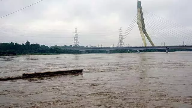 दिल्ली में भारी बारिश: यमुना नदी खतरे के निशान से ऊपर बह रही है, लोगों को बाढ़ का डर दिल्ली में भारी बारिश: यमुना नदी खतरे के निशान से ऊपर बह रही है, लोगों को बाढ़ का डर
