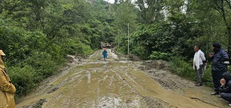 Bhakra Dam पावर हाउस की गैलरी में बारिश का पानी भर गया Bhakra Dam पावर हाउस की गैलरी में बारिश का पानी भर गया