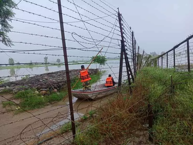 पंजाब और जम्मू में बाढ़ राहत अभियानों के बीच सीमा सुरक्षा सर्वोच्च प्राथमिकता: Indian Army पंजाब और जम्मू में बाढ़ राहत अभियानों के बीच सीमा सुरक्षा सर्वोच्च प्राथमिकता: Indian Army