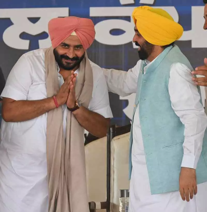 अपनी ही पार्टी सरकार पर सवाल उठाने के एक दिन बाद आप MLA पठानमाजरा की सुरक्षा वापस ले ली गई अपनी ही पार्टी सरकार पर सवाल उठाने के एक दिन बाद आप MLA पठानमाजरा की सुरक्षा वापस ले ली गई