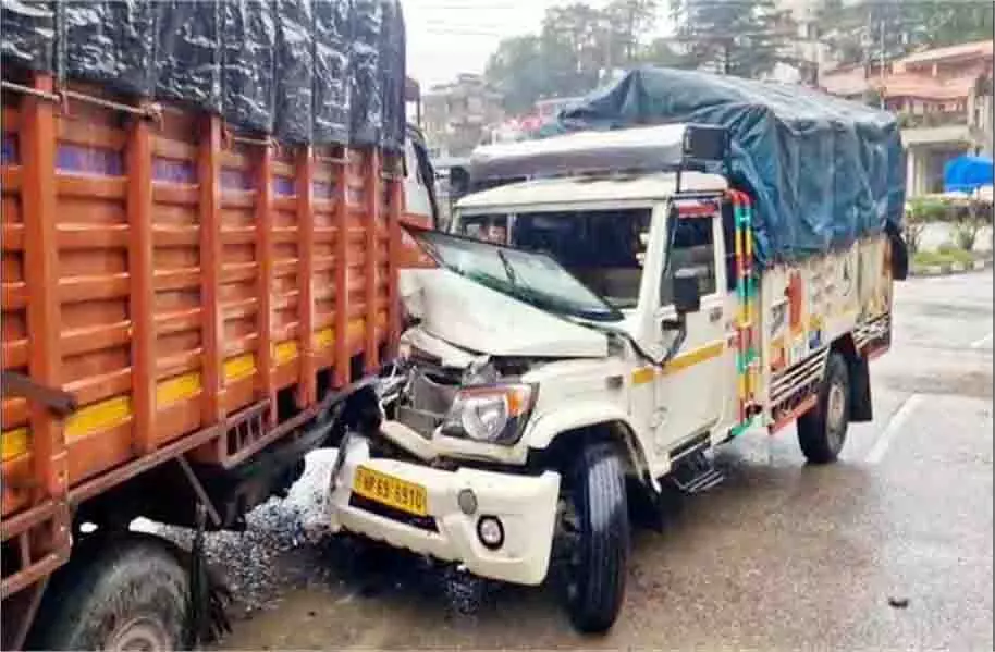 Himachal: ट्रक और पिकअप में जोरदार टक्कर,मची अफरा-तफरी Himachal: ट्रक और पिकअप में जोरदार टक्कर,मची अफरा-तफरी