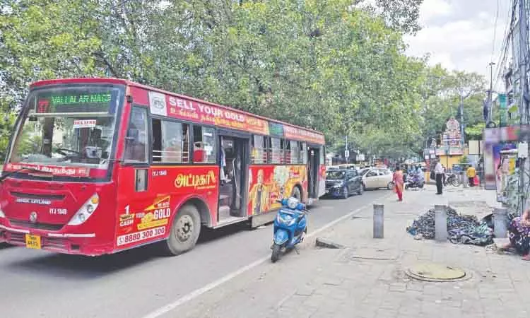 Chennai नगर निगम ने आभूषण की दुकान के लिए मिलर्स रोड पर बस स्टॉप हटाया Chennai नगर निगम ने आभूषण की दुकान के लिए मिलर्स रोड पर बस स्टॉप हटाया