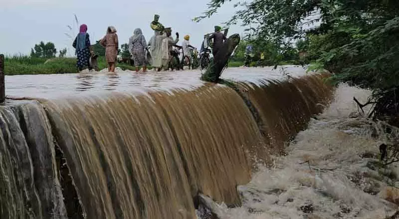 Sutlej river में 1.10 लाख क्यूसेक पानी छोड़ा गया, आसपास के गांवों को अलर्ट किया Sutlej river में 1.10 लाख क्यूसेक पानी छोड़ा गया, आसपास के गांवों को अलर्ट किया