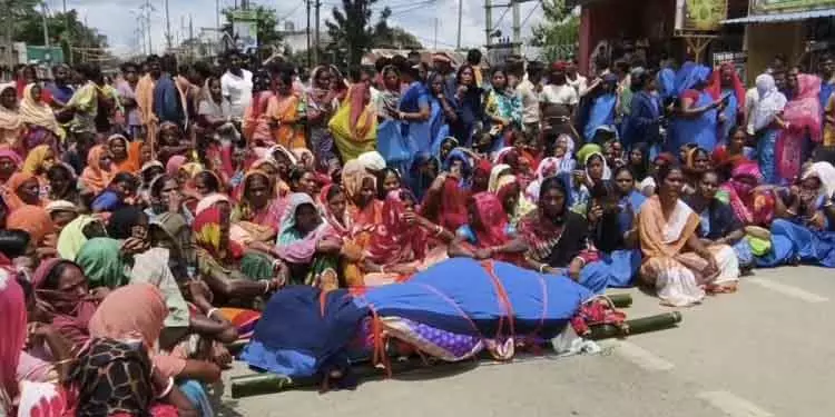 Umerkote चिकित्सीय लापरवाही से गर्भवती आशा की मौत, विरोध प्रदर्शन शुरू Umerkote चिकित्सीय लापरवाही से गर्भवती आशा की मौत, विरोध प्रदर्शन शुरू