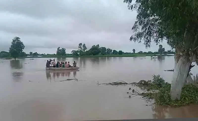 समानांतर SAD नेताओं ने बाढ़ प्रभावित सुल्तानपुर लोधी का दौरा किया समानांतर SAD नेताओं ने बाढ़ प्रभावित सुल्तानपुर लोधी का दौरा किया