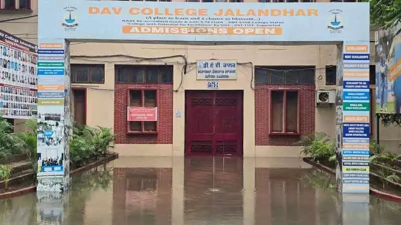 Jalandhar: बारिश के कारण स्कूल बंद, कक्षाएं ऑनलाइन मोड में Jalandhar: बारिश के कारण स्कूल बंद, कक्षाएं ऑनलाइन मोड में
