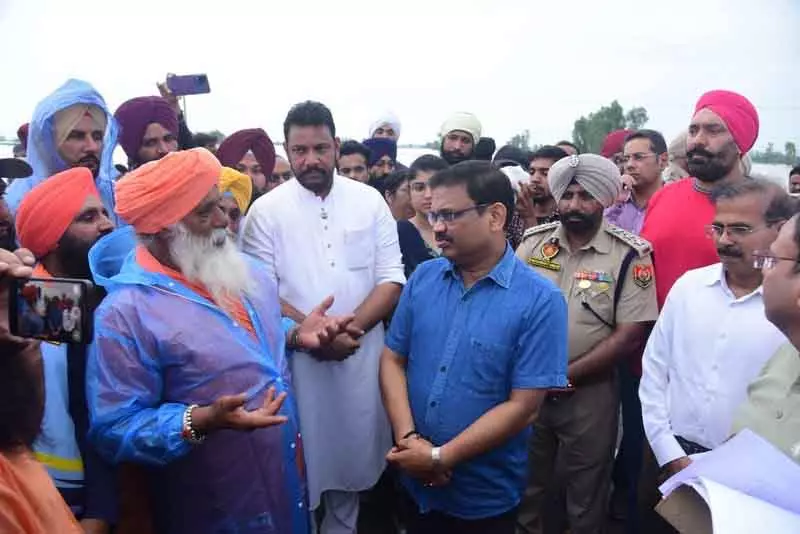 Jalandhar: भारी बारिश से गढ़शंकर के दर्जनों गांव जलमग्न, सड़कें बह गईं Jalandhar: भारी बारिश से गढ़शंकर के दर्जनों गांव जलमग्न, सड़कें बह गईं