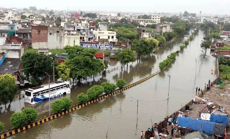 Jalandhar के पॉश इलाकों में मूसलाधार बारिश से घर और दुकानें पानी में डूबीं Jalandhar के पॉश इलाकों में मूसलाधार बारिश से घर और दुकानें पानी में डूबीं