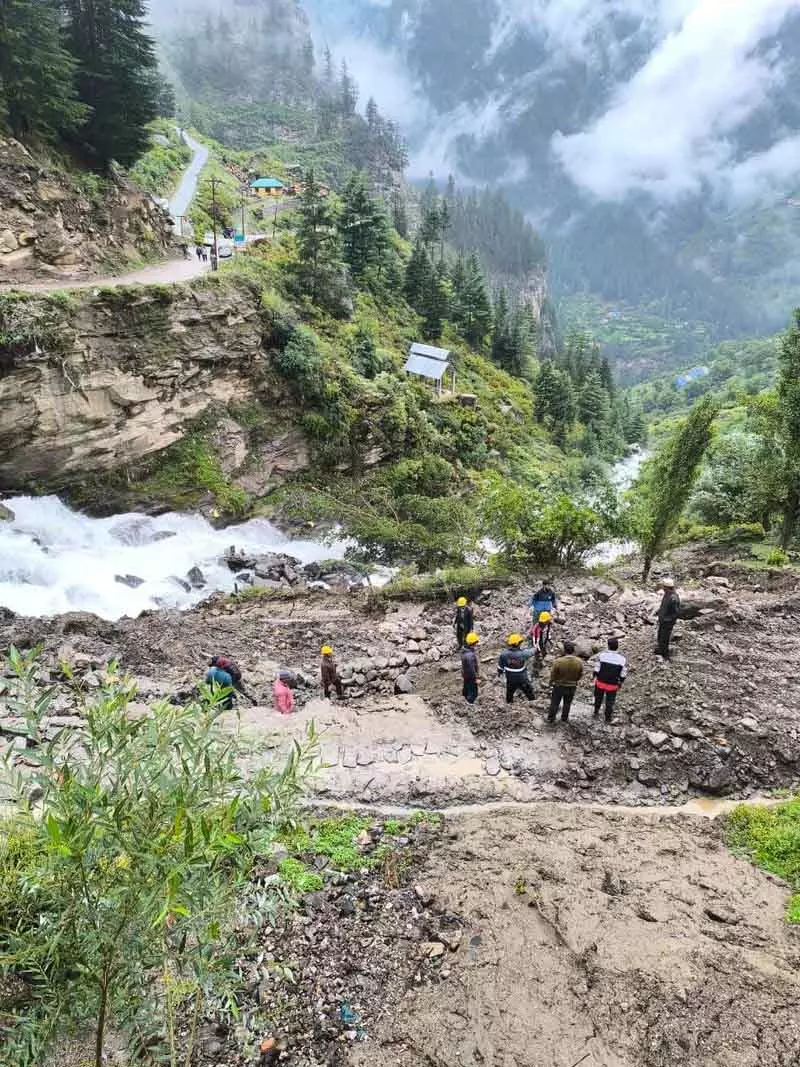 सन्नाटे में फंसे Pangi के निवासी, सड़कें जर्जर होने के कारण हवाई मार्ग से मदद की गुहार लगा रहे सन्नाटे में फंसे Pangi के निवासी, सड़कें जर्जर होने के कारण हवाई मार्ग से मदद की गुहार लगा रहे