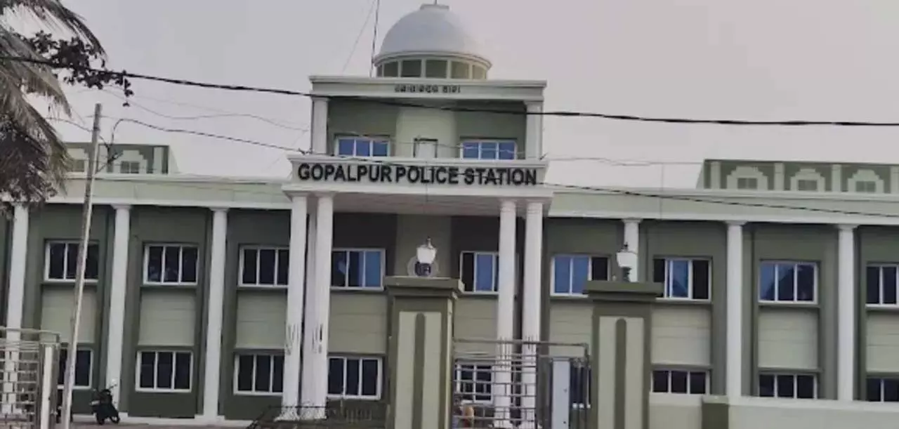 Odisha : गोपालपुर पुलिस स्टेशन में नाबालिग लड़की ने फिनाइल पीया, पुरुष मित्र गिरफ्तार Odisha : गोपालपुर पुलिस स्टेशन में नाबालिग लड़की ने फिनाइल पीया, पुरुष मित्र गिरफ्तार