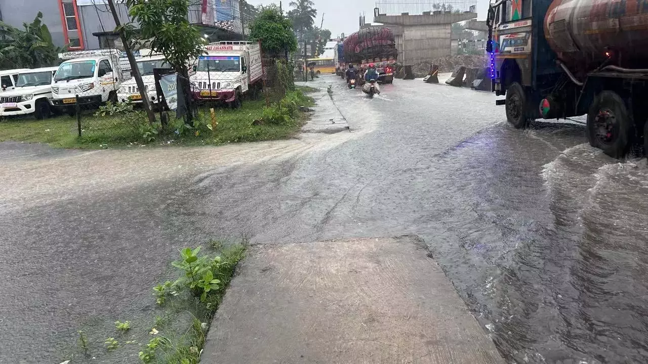 Odisha : भारी बारिश के कारण बालासोर में भीषण जलभराव Odisha : भारी बारिश के कारण बालासोर में भीषण जलभराव