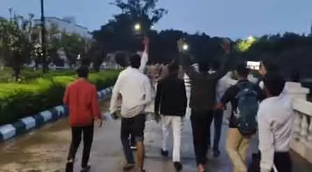 बाराबंकी विश्वविद्यालय में ABVP का हिंसक प्रदर्शन, CM योगी ने जांच के आदेश दिए बाराबंकी विश्वविद्यालय में ABVP का हिंसक प्रदर्शन, CM योगी ने जांच के आदेश दिए