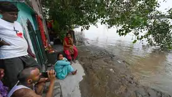 Delhi: यमुना का जलस्तर खतरे के पार, लोहा पुल यातायात के लिए बंद Delhi: यमुना का जलस्तर खतरे के पार, लोहा पुल यातायात के लिए बंद