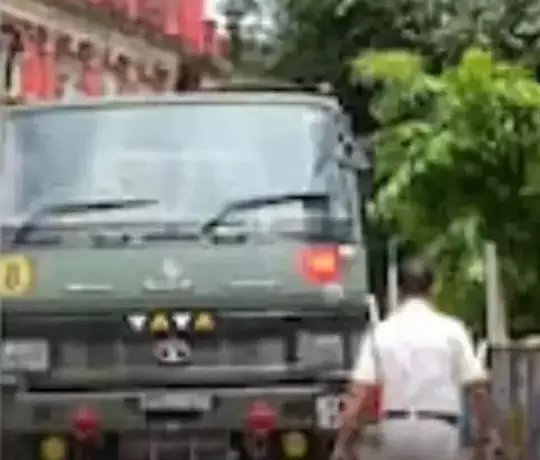 Kolkata: तृणमूल मंच पर सेना गाड़ी का विवाद, पुलिस सक्रिय Kolkata: तृणमूल मंच पर सेना गाड़ी का विवाद, पुलिस सक्रिय