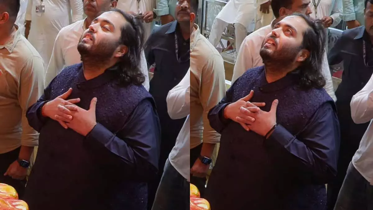 अनंत अंबानी भारी भीड़ के बीच कड़ी सुरक्षा के साथ मुंबई के लालबागचा राजा के दर्शन करने पहुंचे अनंत अंबानी भारी भीड़ के बीच कड़ी सुरक्षा के साथ मुंबई के लालबागचा राजा के दर्शन करने पहुंचे