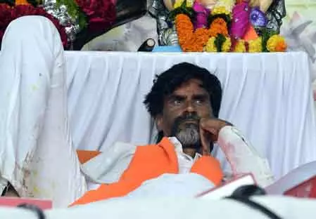 मराठा आरक्षण आंदोलन Day 5: मुंबई पुलिस ने जारेंज को आजाद मैदान खाली करने का आदेश दिया मराठा आरक्षण आंदोलन Day 5: मुंबई पुलिस ने जारेंज को आजाद मैदान खाली करने का आदेश दिया