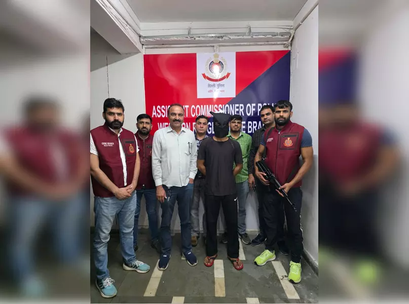क्राइम ब्रांच की बड़ी सफलता, कुख्यात फरार अपराधी गिरफ्तार क्राइम ब्रांच की बड़ी सफलता, कुख्यात फरार अपराधी गिरफ्तार
