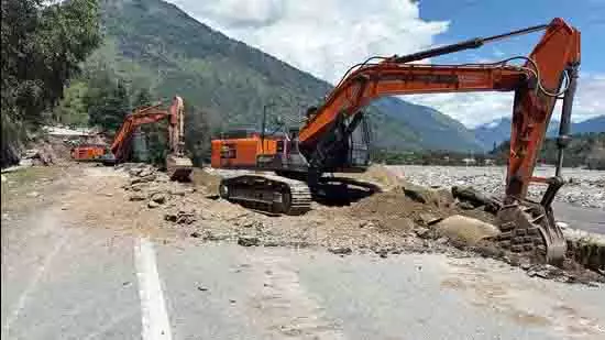 Himachal Pradesh: भूस्खलन से 5 की मौत, 1200 से अधिक सड़कें बंद Himachal Pradesh: भूस्खलन से 5 की मौत, 1200 से अधिक सड़कें बंद