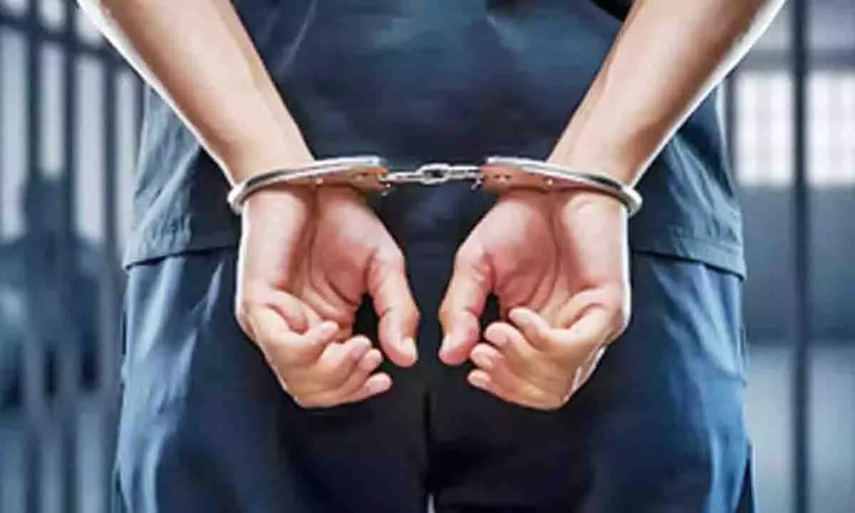 Delhi: पुलिस ने अलीगढ़ में अवैध हथियार फैक्ट्री पकड़ी, तीन गिरफ्तार Delhi: पुलिस ने अलीगढ़ में अवैध हथियार फैक्ट्री पकड़ी, तीन गिरफ्तार
