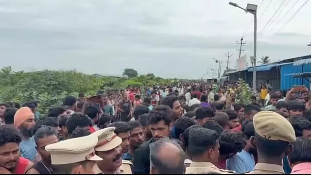 उत्तरी राज्य के श्रमिकों के विरोध प्रदर्शन के दौरान पथराव: 10 से अधिक पुलिसकर्मी घायल उत्तरी राज्य के श्रमिकों के विरोध प्रदर्शन के दौरान पथराव: 10 से अधिक पुलिसकर्मी घायल