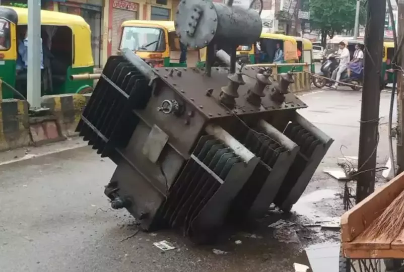 Varanasi: ट्रक की वजह से ट्रांसफार्मर सड़क पर गिरा Varanasi: ट्रक की वजह से ट्रांसफार्मर सड़क पर गिरा