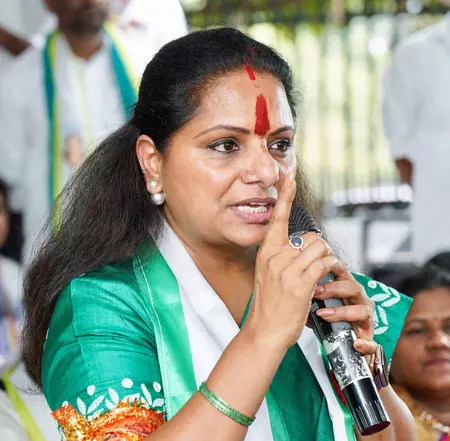 KCR की बेटी कविता बीआरएस से सस्पेंड, पार्टी विरोधी गतिविधि में शामिल होने का आरोप KCR की बेटी कविता बीआरएस से सस्पेंड, पार्टी विरोधी गतिविधि में शामिल होने का आरोप