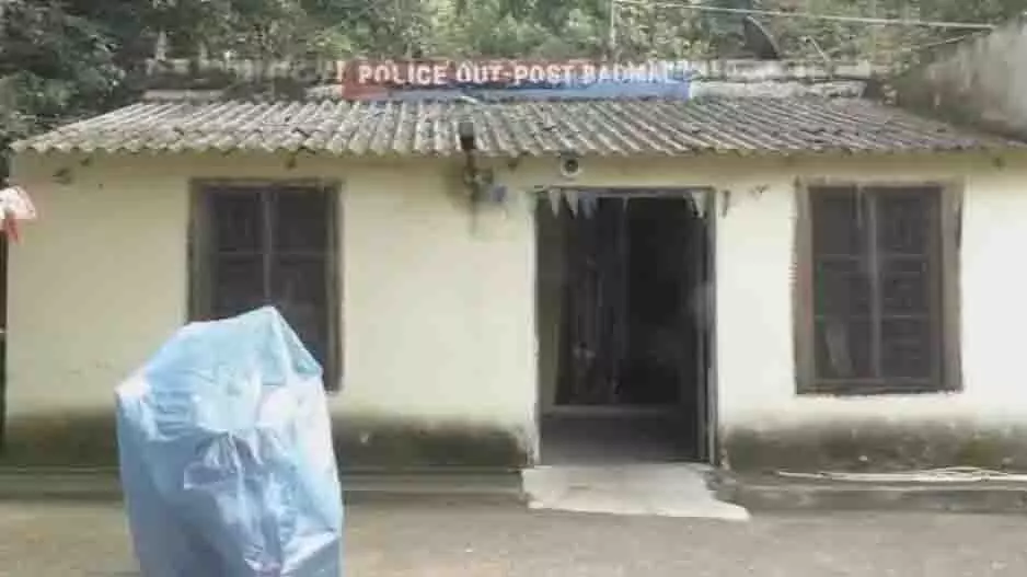 Bolangir में पुलिस चौकी पर हमला, इलाके में तनाव Bolangir में पुलिस चौकी पर हमला, इलाके में तनाव