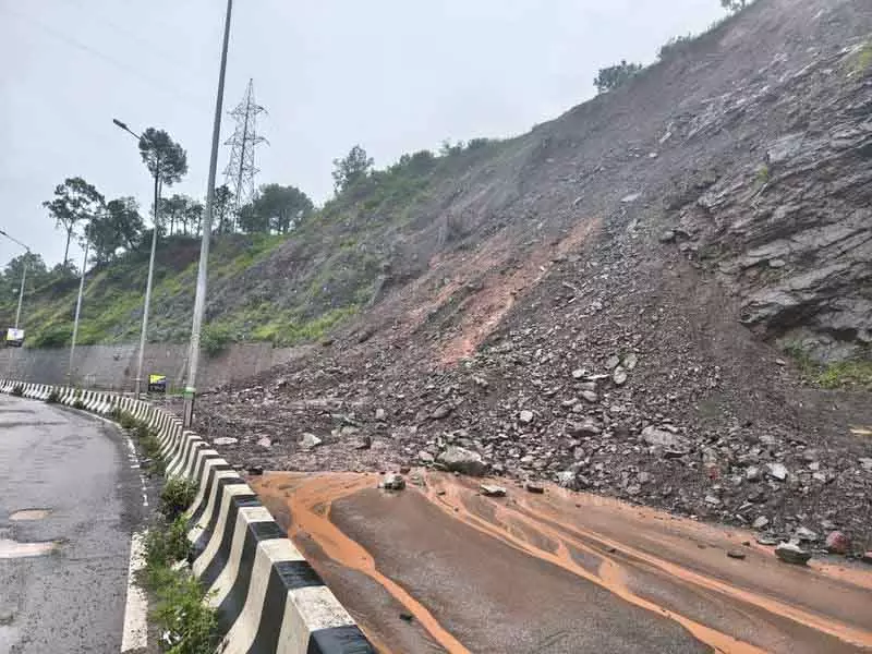 बिजली कटौती से लेकर टूटे घरों तक, Solan में बारिश से करोड़ों का नुकसान बिजली कटौती से लेकर टूटे घरों तक, Solan में बारिश से करोड़ों का नुकसान
