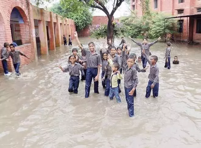 Jhajjar में भारी बारिश, स्कूल और यातायात प्रभावित Jhajjar में भारी बारिश, स्कूल और यातायात प्रभावित