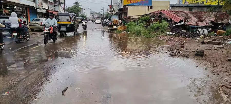 Kollegal : सोमवार को पूरे तालुका में भारी बारिश हुई Kollegal : सोमवार को पूरे तालुका में भारी बारिश हुई