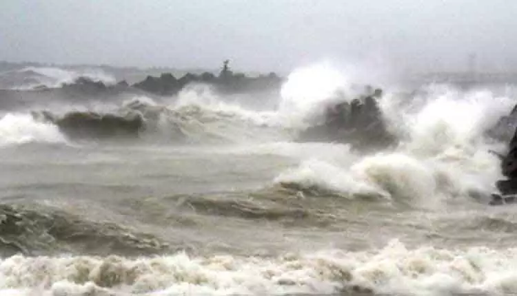 Odisha: तूफानी मौसम के कारण मछुआरों को किनारे पर ही रहने की सलाह दी गई Odisha: तूफानी मौसम के कारण मछुआरों को किनारे पर ही रहने की सलाह दी गई