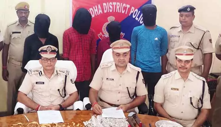 11.55 करोड़ रुपये की Janakia ज्वेलरी शॉप डकैती में 3 गिरफ्तार, लूट का कुछ हिस्सा बरामद 11.55 करोड़ रुपये की Janakia ज्वेलरी शॉप डकैती में 3 गिरफ्तार, लूट का कुछ हिस्सा बरामद