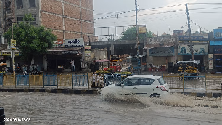 Sirsa: एसडीएम ने सिरसा में पानी निकासी पर लिया कड़ा निर्णय Sirsa: एसडीएम ने सिरसा में पानी निकासी पर लिया कड़ा निर्णय