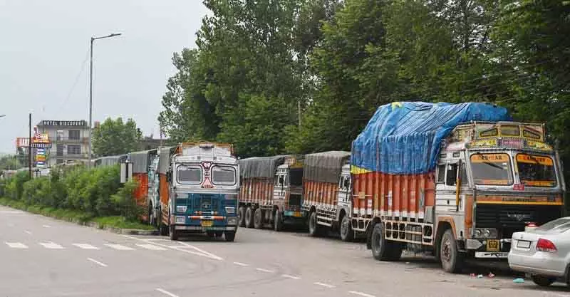 Kiratpur-Manali राजमार्ग अवरुद्ध, 1,500 वाहन फंसे Kiratpur-Manali राजमार्ग अवरुद्ध, 1,500 वाहन फंसे