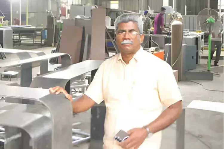 Kerala : कभी कंगाल और बेघर रहे रघुनाथन अब ₹12 करोड़ टर्नओवर वाली कंपनी चलाते हैं Kerala : कभी कंगाल और बेघर रहे रघुनाथन अब ₹12 करोड़ टर्नओवर वाली कंपनी चलाते हैं