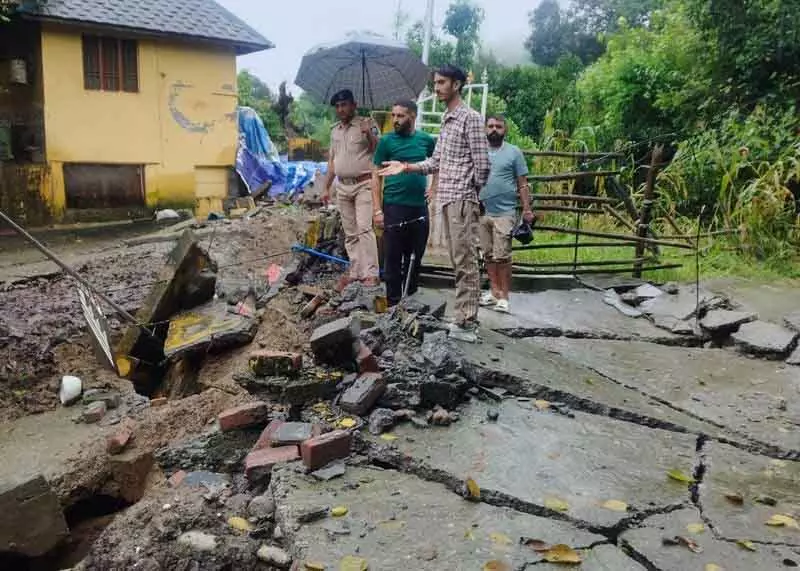 Hamirpur village में मकान गिरे Hamirpur village में मकान गिरे