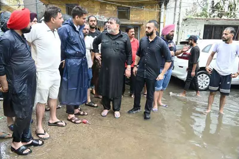 MLA और नगर निगम प्रमुख क्षेत्र में सक्रिय, बारिश का पानी निकालने के निर्देश जारी MLA और नगर निगम प्रमुख क्षेत्र में सक्रिय, बारिश का पानी निकालने के निर्देश जारी