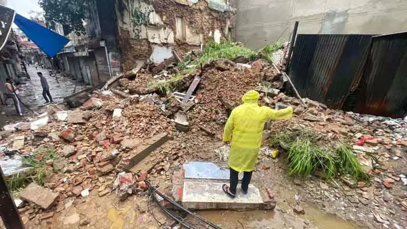 Ludhiana: मूसलाधार बारिश के कारण तीन सौ साल पुरानी इमारतें ढहने से शहर में दहशत फैल गई Ludhiana: मूसलाधार बारिश के कारण तीन सौ साल पुरानी इमारतें ढहने से शहर में दहशत फैल गई