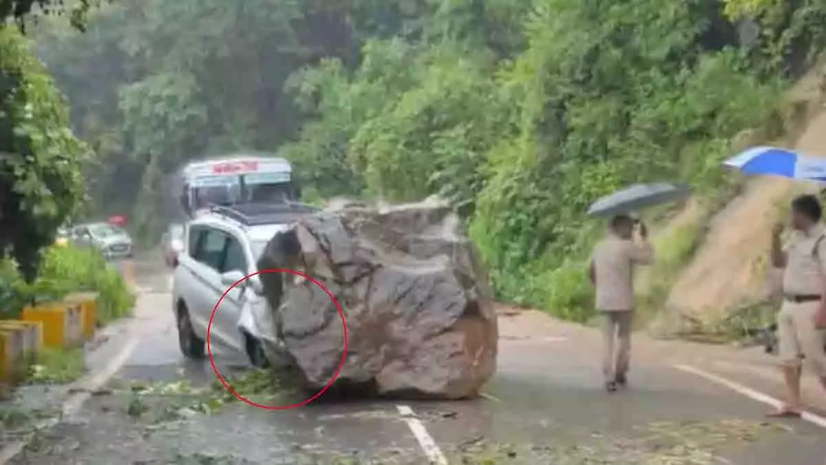 Haldwani: स्वास्थ्य अधिकारी के वाहन पर भारी चट्टान गिरी, 2 घायल Haldwani: स्वास्थ्य अधिकारी के वाहन पर भारी चट्टान गिरी, 2 घायल