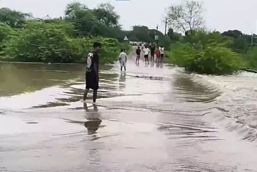 Rajasthan: दौसा में भारी बारिश से नहरें उफान पर, राहत टीमें अलर्ट पर Rajasthan: दौसा में भारी बारिश से नहरें उफान पर, राहत टीमें अलर्ट पर