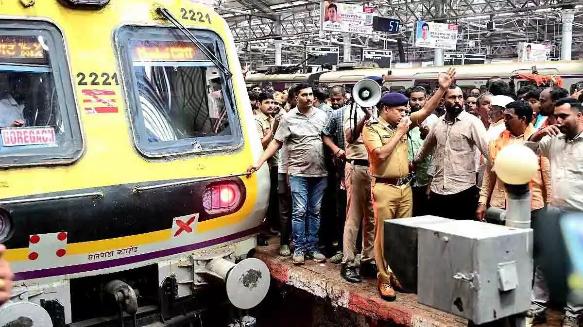 मराठा प्रदर्शन खत्म, मध्य रेलवे ने CSMT-वाशी दो विशेष ट्रेनें चलाईं मराठा प्रदर्शन खत्म, मध्य रेलवे ने CSMT-वाशी दो विशेष ट्रेनें चलाईं