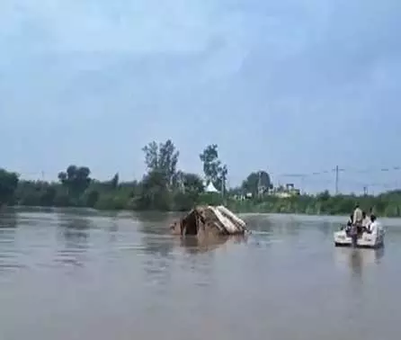 Delhi के अधिकारियों ने निचले इलाकों में फंसे किसानों को बचाने के लिए बचाव अभियान शुरू किया Delhi के अधिकारियों ने निचले इलाकों में फंसे किसानों को बचाने के लिए बचाव अभियान शुरू किया